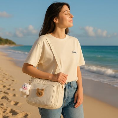 femme promene bord de mer sac a langer jaune bandouliere