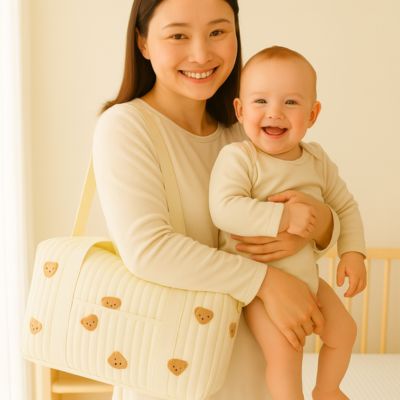 maman avec sac a langer bebe petit ours brode a l epaule porte bebe